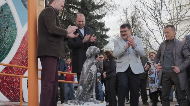 Собаке посвящается. В Калуге установили памятник Белому Биму