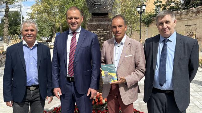 В Оренбурге в День города открыли памятник генерал-губернатору Александру Безаку
