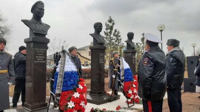 Бюсты Героев России установили в Оренбурге
