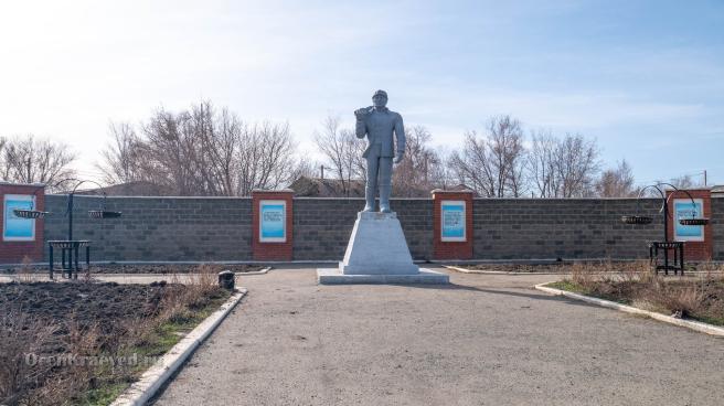 Памятник шахтеру п. Домбаровский